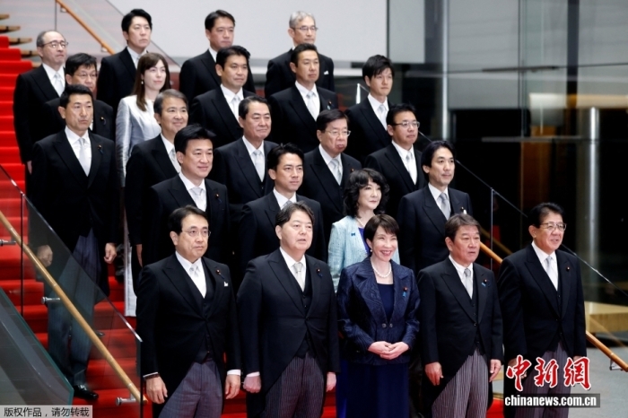 当地时间10月21日晚，日本新任首相、自民党总裁高市早苗组建新内阁，标志着由自民党和日本维新会组成的执政联盟正式启动。图为日本首相高市早苗(第一排中)在东京的首相官邸率阁僚合影。